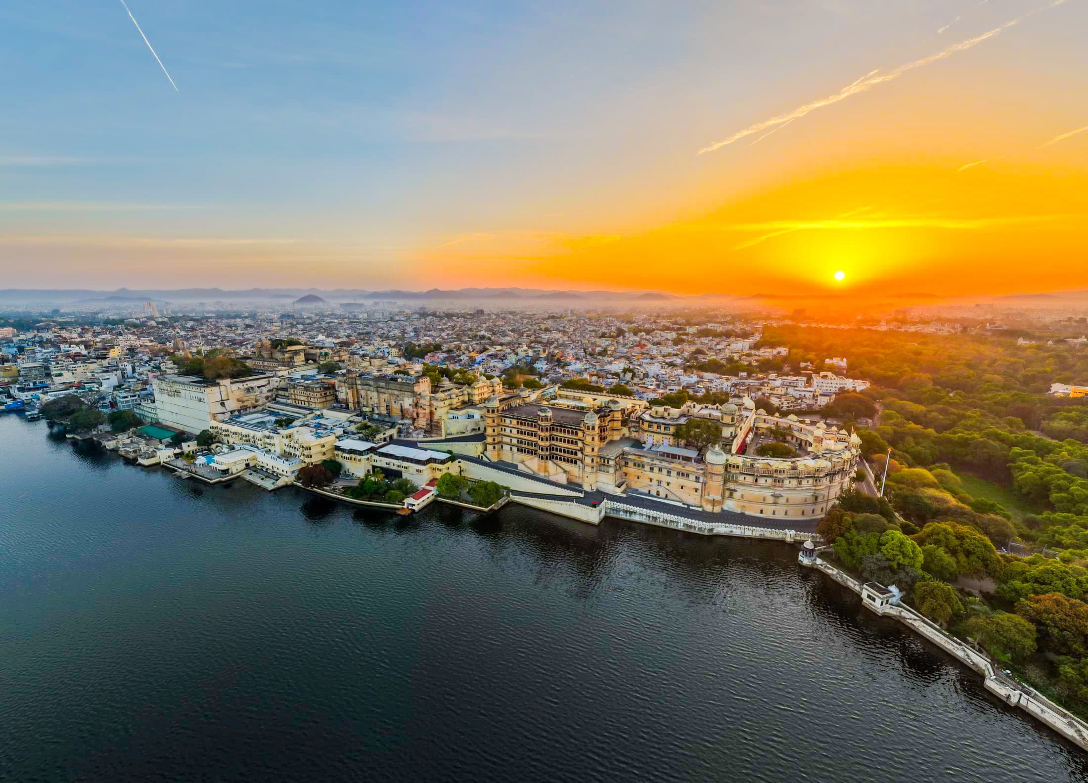 Sunrise over Pichola — Udaipur